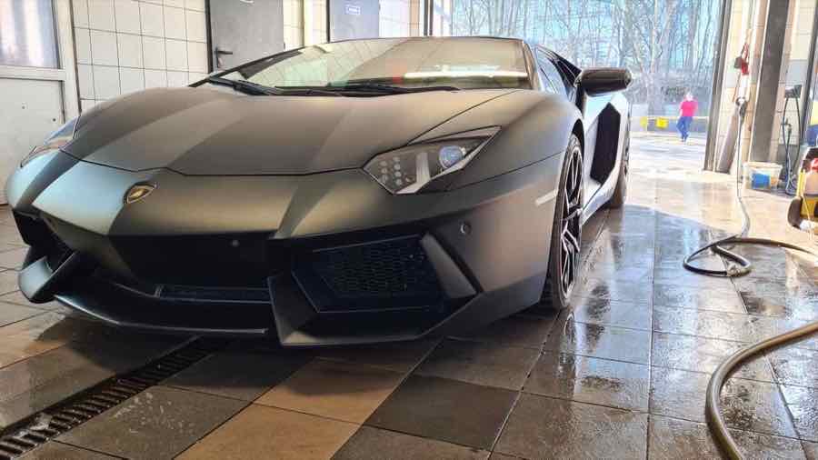 Lamborghini Aventador na myjni
