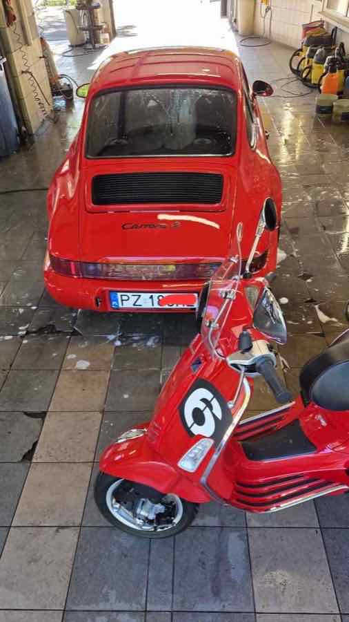 Porsche i skuter na jednej myjni