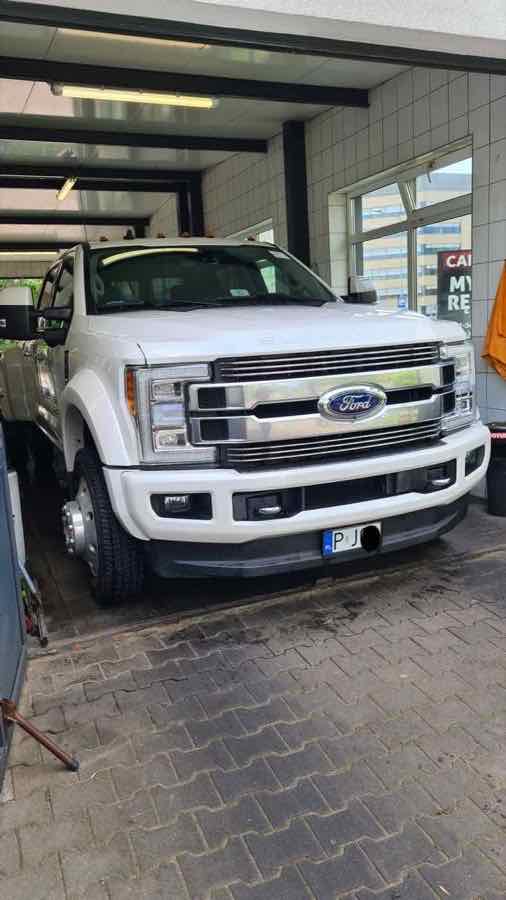 Duży pickup Ford po myciu