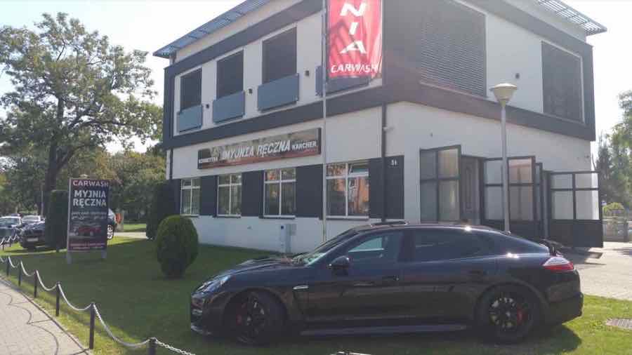 Porsche Panamera przed myjnią