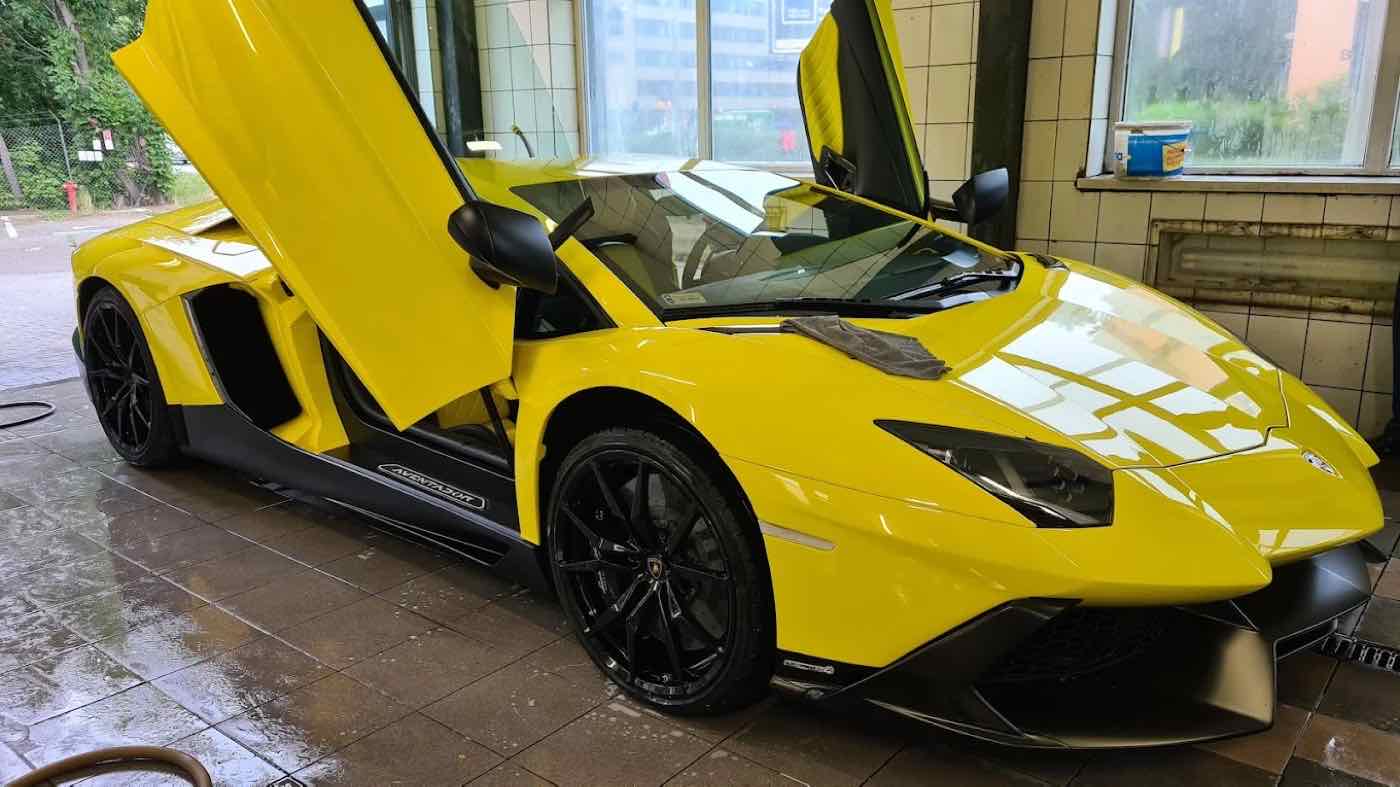 Lamborghini Aventador SV Roadster podczas mycia ręcznego