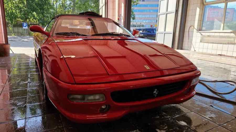 Ferrari F355 podczas mycia ręcznego