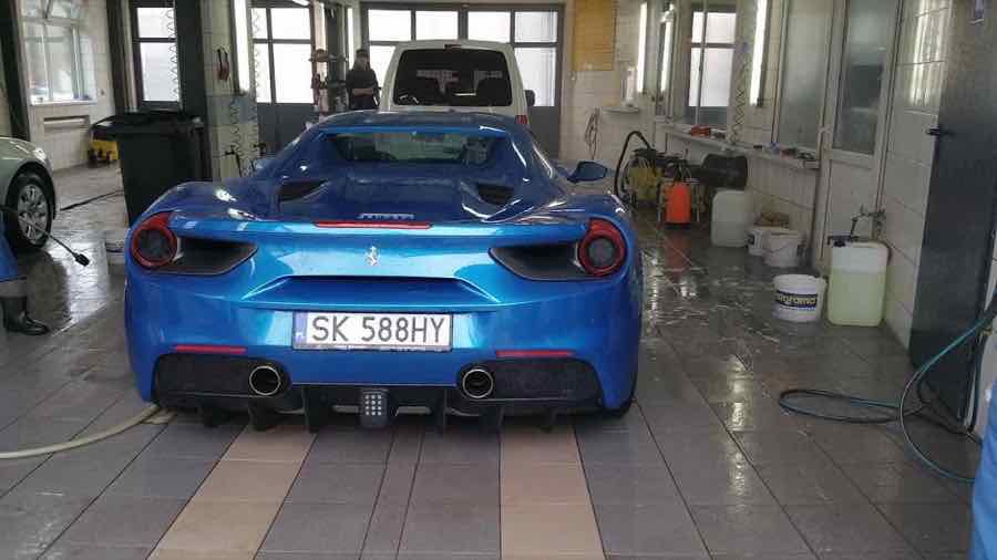 Ferrari 488 GTB na myjni