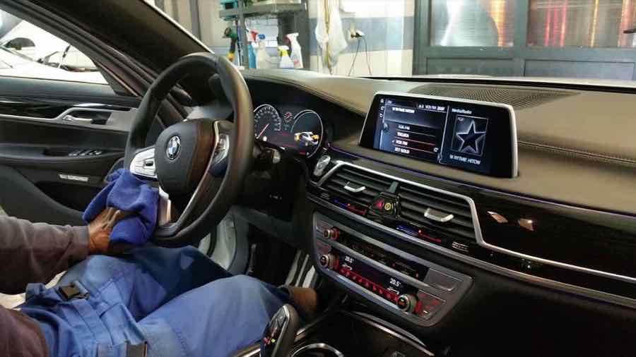 Czyszczenie deski rozdzielczej BMW