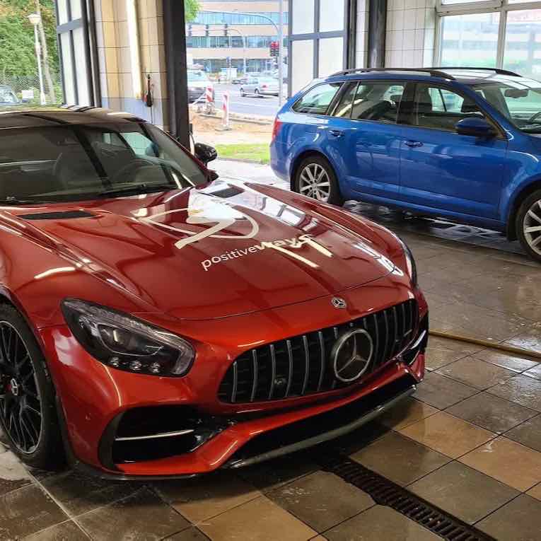 Mercedes-AMG GT podczas mycia ręcznego w myjni Marcelińska